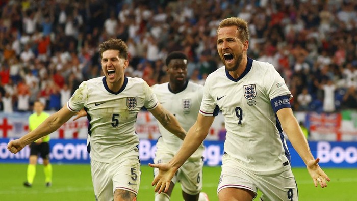 Soccer Football - Euro 2024 - Round of 16 - England v Slovakia - Arena AufSchalke, Gelsenkirchen, Germany - June 30, 2024 Englands Harry Kane celebrates scoring their second goal with John Stones REUTERS/Kai Pfaffenbach