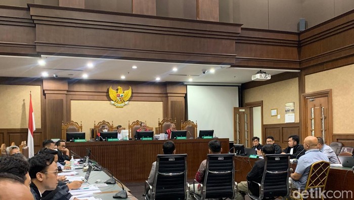 Jaksa KPK menghadirkan mantan senior manajer divisi usaha Perumda Pembangunan Sarana Jaya (PPSJ), Indra Sukmono Arharrys sebagai saksi dalam sidang lanjutan kasus dugaan korupsi pengadaan lahan untuk proyek rumah DP Rp 0 dengan terdakwa eks Dirut PPSJ Yoory Corneles Pinontoan. (Mulia/detikcom).