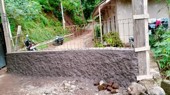 jalan aspal di Desa Mandalasari, Kecamatan Puspahiang, Kabupaten Tasikmalaya,