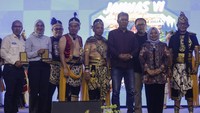 Dari kiri: Toto Suharto, Country Manager RMA Indonesia; Dinda Puspita Mandiri Harianto,  Corporate Comm & Public Relation Manager Goodyear Indonesia; Ishadi Zayid, Kepala Dinas Pariwisata Pemkab Sleman;  Dra. Hj. Kustini Sri Purnomo, Bupati Sleman; dan Uut Kwartono, Ketua Umum FEVCI saat puncak kegiatan FEVCI di Yogyakarta (30/6). RMA Indonesia merangkul komunitas yang merupakan keluarga besar sekaligus brand ambassador sebagai bagian dari upaya mengukuhkan kehadiran Ford di Indonesia selaku merek kendaraan terpercaya serta dekat dengan penggunanya.