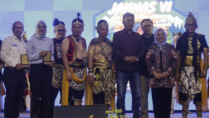 Dari kiri: ⁠Ishadi Zayid, Kepala Dinas Pariwisata Pemkab Sleman; Toto Suharto, Country Manager RMA Indonesia menerima plakat penghargaan dari Uut Kwartono, Ketua umum FEVCI  saat kegiatan Jambore Nasional VI Ford Everest Club Indonesia (FEVCI) di Yogyakarta(30/6). RMA Indonesia sebagai Agen Tunggal Pemegang Merek (ATPM) Ford, mendukung acara Jamnas FEVCI VI sebagai bentuk kebersamaan dan mengukuhkan kehadiran Ford di Indonesia sebagai merek kendaraan tepercaya.