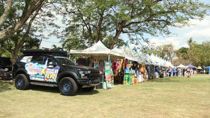 Dari kiri: ⁠Ishadi Zayid, Kepala Dinas Pariwisata Pemkab Sleman; Toto Suharto, Country Manager RMA Indonesia menerima plakat penghargaan dari Uut Kwartono, Ketua umum FEVCI  saat kegiatan Jambore Nasional VI Ford Everest Club Indonesia (FEVCI) di Yogyakarta(30/6). RMA Indonesia sebagai Agen Tunggal Pemegang Merek (ATPM) Ford, mendukung acara Jamnas FEVCI VI sebagai bentuk kebersamaan dan mengukuhkan kehadiran Ford di Indonesia sebagai merek kendaraan tepercaya.