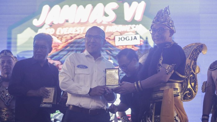 Dari kiri: ⁠Ishadi Zayid, Kepala Dinas Pariwisata Pemkab Sleman; Toto Suharto, Country Manager RMA Indonesia menerima plakat penghargaan dari Uut Kwartono, Ketua umum FEVCI  saat kegiatan Jambore Nasional VI Ford Everest Club Indonesia (FEVCI) di Yogyakarta(30/6). RMA Indonesia sebagai Agen Tunggal Pemegang Merek (ATPM) Ford, mendukung acara Jamnas FEVCI VI sebagai bentuk kebersamaan dan mengukuhkan kehadiran Ford di Indonesia sebagai merek kendaraan tepercaya.