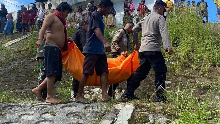 Jenazah korban saat dievakuasi