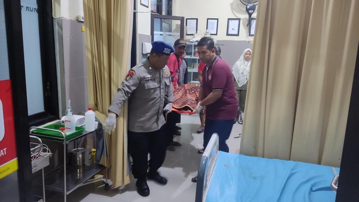 Jenazah korban yang terjatuh setelah terjatih dari wahan banana boat