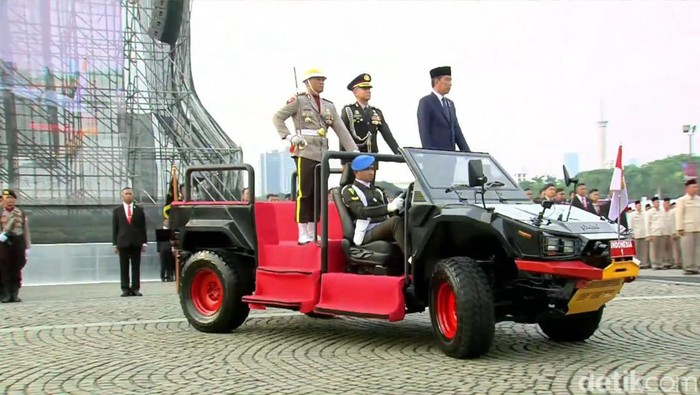 Jokowi periksa pasukan upacara HUT Bhayangkara di Monas