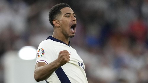 Englands Jude Bellingham celebrates at the end of the round of sixteen match between England and Slovakia at the Euro 2024 soccer tournament in Gelsenkirchen, Germany, Sunday, June 30, 2024. (AP Photo/Antonio Calanni)