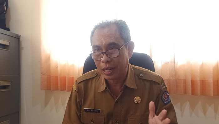 Kabid Pembinaan SMP Disdikpora Kota Denpasar Anak Agung Putu Gede Astara saat ditemui di kantornya, Senin (1/7/2024). (Ni Made Lastri Karsiani Putri/detikBali)