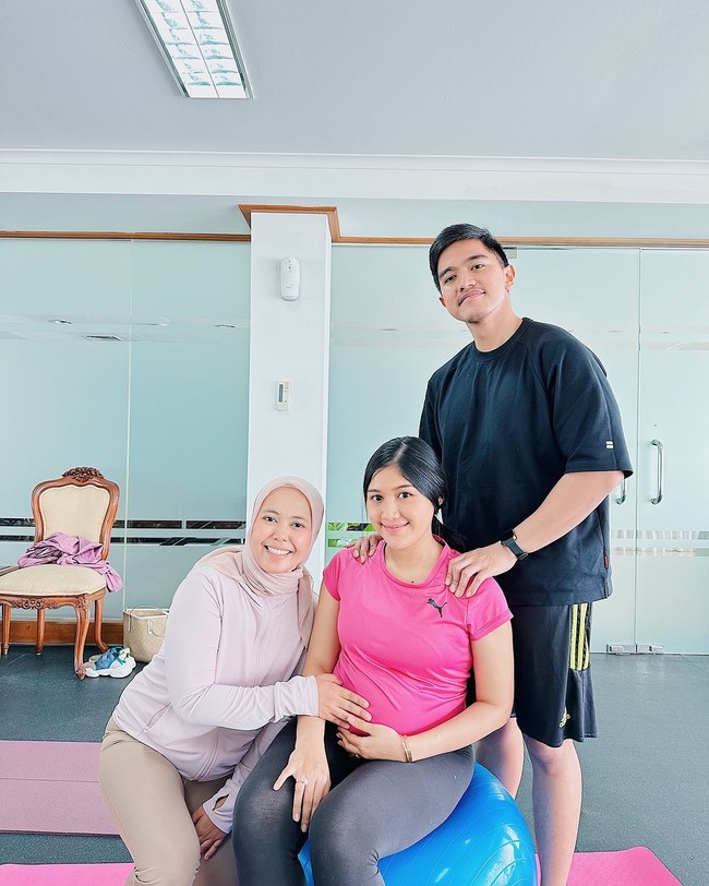 Saat yoga ibu hamil, Erina mengandalkan busana bergaya sporty dengan atasan jersey pink yang memberi sentuhan feminin. (Foto: Instagram @jamilatus.sadiyah)