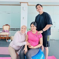 Saat yoga ibu hamil, Erina mengandalkan busana bergaya sporty dengan atasan jersey pink yang memberi sentuhan feminin. (Foto: Instagram @jamilatus.sadiyah)