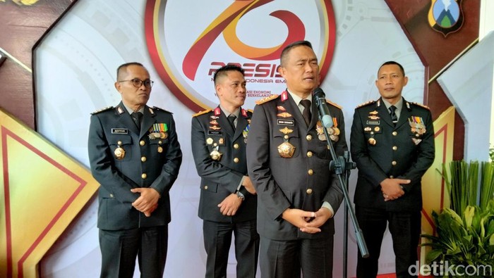 Kapolda, Wakapolda, dan PJU Jatim saat konferensi pers di halaman Gedung Mahameru Polda Jatim.