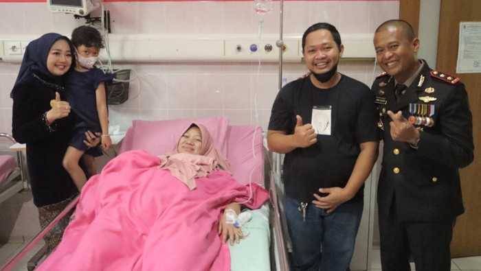 kapolres Mojokerto memberi kado untuk bayi yang lahir di hari Bhayangkara