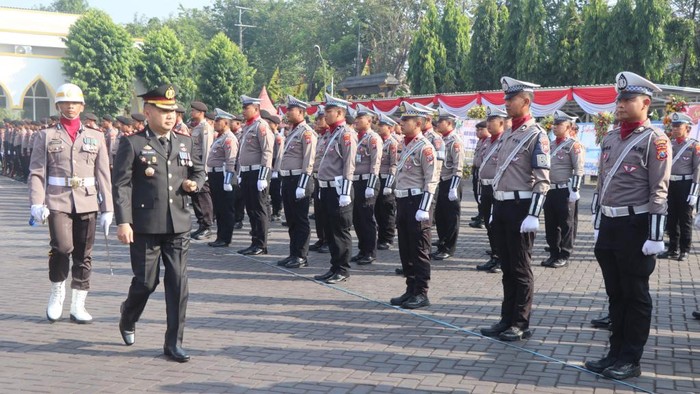 Kapolres Pasuruan AKBP Teddy Chandra mengecek personel