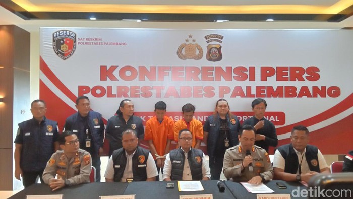Kapolrestabes Palembang ungkap motif pembunuhan berencana pegawai koperasi di Palembang.
