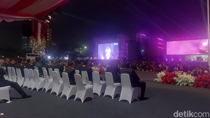 Kapolri Jenderal Listyo Sigit Prabowo dan Panglima TNI Jenderal Agus Subiyanto menyaksikan Kolosal Budaya Hari Bhayangkara ke-78 di Lapangan Monas, Jakarta Pusat. (Anggi/detikcom)