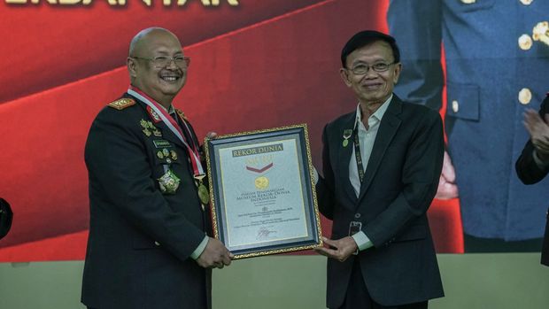 Kasespim Polri Irjen Chryshnanda Terima 2 Rekor MURI