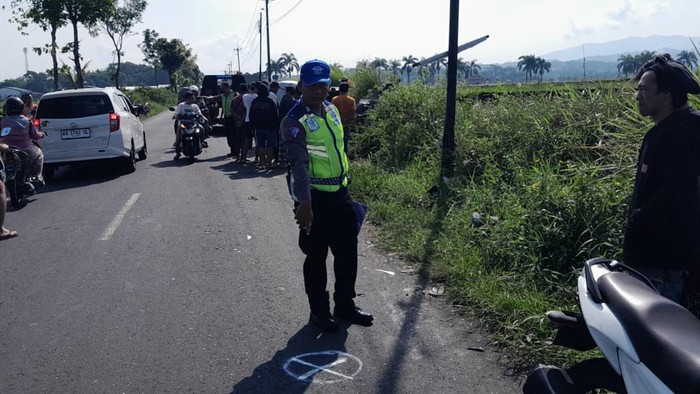 Kecelakaan melibatkan mobil Toyota Avanza dengan sepeda motor Yamaha Mio terjadi di Jalan Raya Menowo-Pucang, Secang, Kabupaten Magelang.