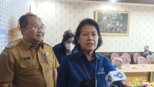 Kepala BPS Bali Endang Retno Sri Subiyandani dan Kepala Diskominfos Bali Gede Pramana saat memberikan keterangan kepada wartawan, Senin (1/7/2024). (Ni Made Lastri Karsiani Putri/detikBali)