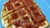 Waffle biasanya dinikmati dengan tambahan saus cokelat atau es krim. Berbeda dengan kreasi netizen ini yang menambahkan saus bolognese. Apakah tertarik mencobanya? Foto: boredpanda