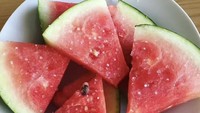Semangka sudah bercita rasa manis dan memiliki kandungan air yang tinggi. Namun, netizen satu ini masih menambahkan gula pada irisan semangka satu ini. Foto: boredpanda