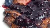 Steak satu ini bukan disajikan dengan brown sauce atau saus jamur, melainkan dipadukan dengan saus blueberry. Bahkan, diberikan topping buah segarnya juga, apakah enak? Foto: boredpanda