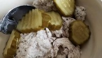 Biasanya es krim dikombinasikan dengan bahan manis lain, seperti saus manis hingga buah segar. Netizen satu ini menikmati es krim Oreo itu dengan tambahan pickle yang asam. Foto: boredpanda
