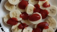Pisang bisa dinikmati langsung tanpa tambahan saus. Namun, netizen ini justru menyukai paduan pisang dan saus tomat yang agak asam rasanya. Foto: boredpanda