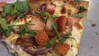 Pizza dengan topping tomat sudah hal biasa, berbeda dengan netizen satu ini. Ia menambahkan potongan stroberi, terlihat juga ada bawang bombai dan daun ketumbar. Foto: boredpanda