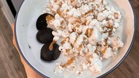 Jika biasanya sereal yang dicampurkan dengan susu, netizen satu ini justru menggunakan popcorn. Popcorn yang harusnya dinikmati renyah ini justru dibuat lembek. Tak hanya susu, tapi diberikan saus karamel. Foto: boredpanda