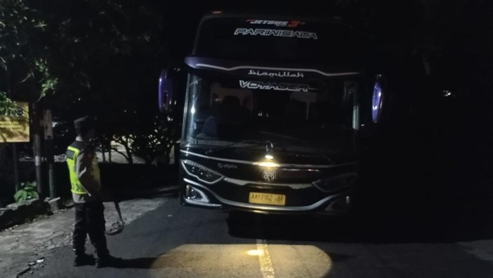 Kondisi sebuah bus pariwisata macet di Jalan Baron-Wonosari di Kapanewon Tanjungsari, Kabupaten Gunungkidul, Senin (1/7/2024) malam.