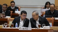 Wakil Ketua KPK Alexander Marwata (kanan) bersama Ketua KPK sementara Nawawi Pomolango (kiri) menyampaikan paparan dalam rapat kerja bersama Komisi III DPR di kompleks Parlemen, Jakarta, Senin (1/7/2024).  