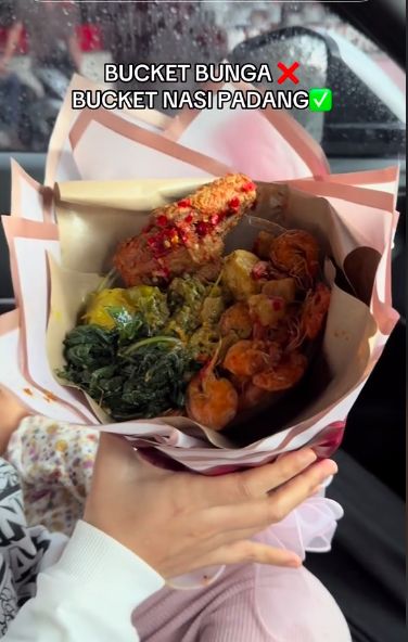 Kreatif! Wanita Ini Beri Buket Nasi Padang untuk Hadiah Wisuda Temannya