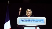 Koalisi Ensemble pimpinan Presiden Prancis Emmanuel Macron tumbang di putaran pertama Pemilihan Parlemen Prancis. Blok Partai National Rally (RN) yang dipimpin Marine Le Pen unggul jauh dari koalisi Macron. Tampak Marine Le Pen menggapi hasil itu. REUTERS/Yves Herman.  