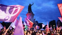 Dilansir CNN, Senin (1/7/2024), Pemilihan Parlemen putaran pertama telah selesai pada Minggu (30/6) waktu setempat. Berdasarkan hasil perkiraan awal, blok RN menang dengan 34% suara, sementara koalisi sayap kiri New Popular Front (NFP) berada di urutan kedua dengan 28,1%, dan aliansi Ensemble pimpinan Presiden Macron merosot ke posisi ketiga dengan 20,3%. REUTERS/Fabrizio Bensch.  