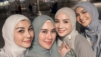 Wanita 33 tahun ini masih mengenakan hijab usai menunaikan ibadah haji. Ia berhaji bersama Raffi Ahmad, Nagita Slavina, sang adik Syahnaz, dan Caca Tengker yang merupakan adik Nagita. Foto: Instagram nissyaa