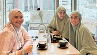 Di Mekkah, Nisya mengabadikan momen kuliner bersama Syahnaz. Tampak mereka ditemani seorang kerabat sedang menikmati minuman hangat dan camilan. Foto: Instagram nissyaa