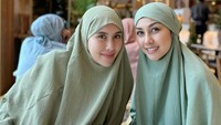 Kakak adik ini begitu kompak saat di Tanah Air maupun saat sedang menyelesaikan ibadah haji. Nisya dan Syahnaz pse di sebuah restoran di Mekkah. Foto: Instagram nissyaa