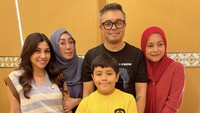 Kalau ini momen manis Nisya merayakan ulang tahun anak ketiganya, Areeq yang ke-9. Mereka makan di restoran privat dengan suguhan kue tema One Piece. Foto: Instagram nissyaa