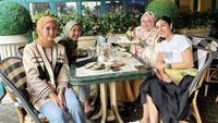 Hangout bersama teman-teman kuliahnya, Nisya terlihat makan di sebuah kafe. Sebelum menghabiskan santapan, mereka mengabadikan momen manis ini. Foto: Instagram nissyaa