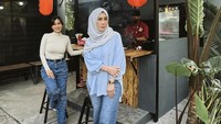 Bersama sang ibu yang akrab disapa Mama Amy, Nisya sedang mempromosikan usaha kuliner mereka, My Teppanyaki. Gerainya kini ada di area Mama Amy Resto di Bintaro. Foto: Instagram nissyaa