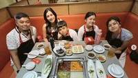 Formasi lengkap! Nisya, suami, dan ketiga anaknya makan hot pot dengan beragam menu. Makan malam ini spesial dalam rangka ulang tahun pernikahan Nisya. Foto: Instagram nissyaa