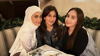 Habiskan Minggu malam bersama Nagita Slavina dan Putri Zulhas, Nisya tampak sedang di restoran The Garden. Mereka memesan ragam dessert menggugah selera. Foto: Instagram nissyaa