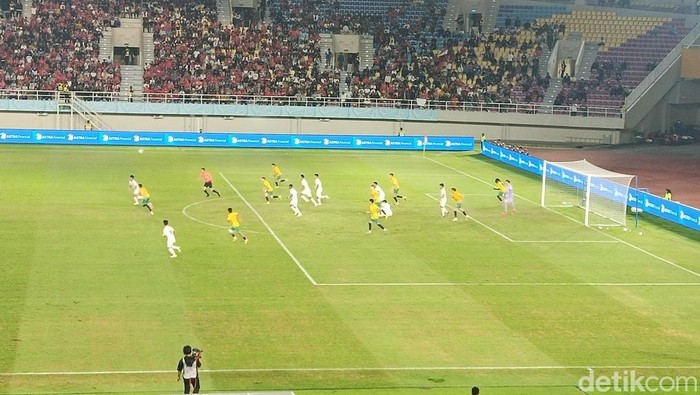 Laga semifinal Piala AFF U-16 2024,  Indonesia melawan Australia di Stadion Manahan Solo,  Senin (1/7/2024).