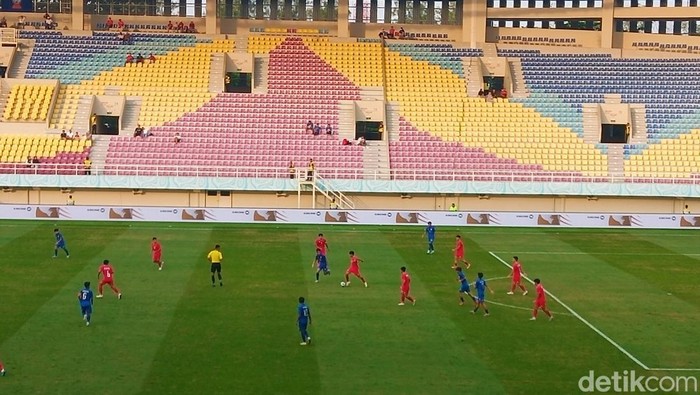 Laga Semifinal Piala AFF U-16 antara Thailand vs Vietnam di Stadion Manahan Solo, Senin (1/7/2024).