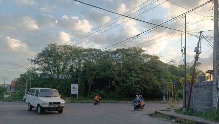 Lampu lalu lintas yang mati di perempatan Kodim Lombok Tengah, Senin (1/7/2024).