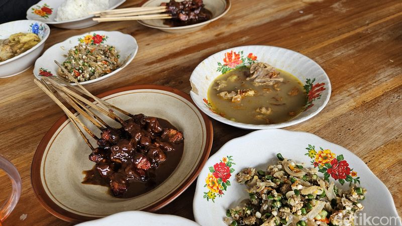 Lawar kambing di Warung Sate Kambing Thingadi, Desa Gunaksa, Kecamatan Dawan, Klungkung, Bali, Sabtu (29/6/2024). (I Putu Budikrista Artawan/detikBali)