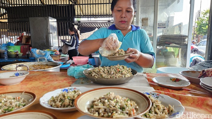 Lawar kambing di Warung Sate Kambing Thingadi, Desa Gunaksa, Kecamatan Dawan, Klungkung, Bali, Sabtu (29/6/2024). (I Putu Budikrista Artawan/detikBali)