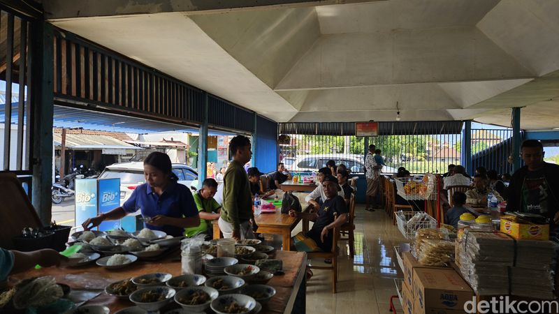 Lawar kambing di Warung Sate Kambing Thingadi, Desa Gunaksa, Kecamatan Dawan, Klungkung, Bali, Sabtu (29/6/2024). (I Putu Budikrista Artawan/detikBali)