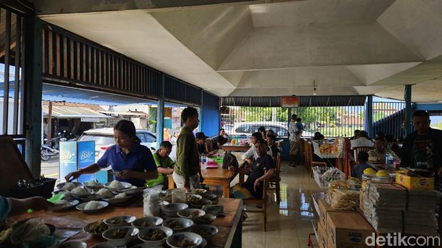 Lawar goat at Thingadi Kambing Sate Stall, Gunaksa Village, Dawan District, Klungkung, Bali, Saturday (29/6/2024). (I Putu Budikrista Artawan/detikBali)