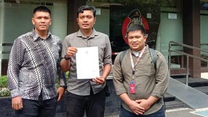 LBH Medan saat melaporkan Kapolda dan Dirreskrimsus ke Propam Mabes Polri. (Foto: Dok. LBH Medan)